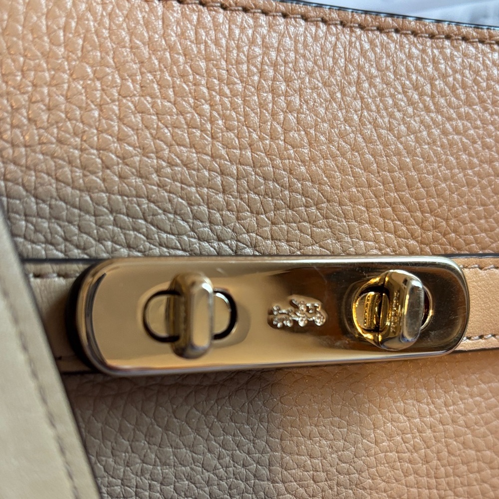 Coach swagger turnlock Tan Pebbled Leather carryall with Gold Hardware - Picture 14 of 16